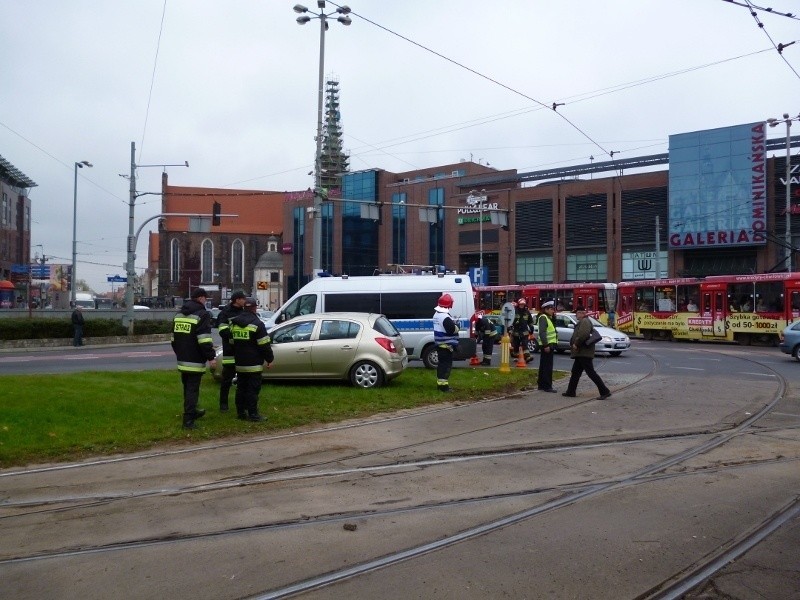 Wypadek na pl. Dominikańskim. Samochód wjechał pod tramwaj. Dwie osoby ranne (ZDJĘCIA)