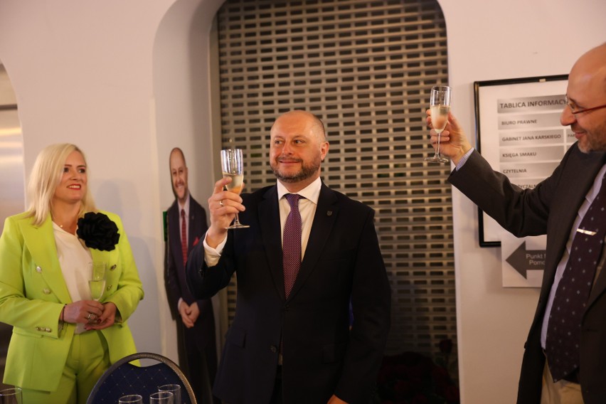 Radość Michała Pierończyka ze zwycięstwa w wyborach w Rudzie Śląskiej