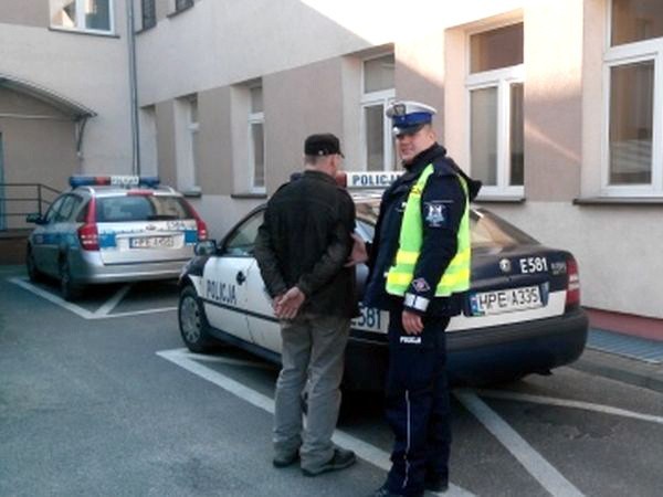 Policjanci zatrzymali w weekend ponad 40 pijanych kierowców.