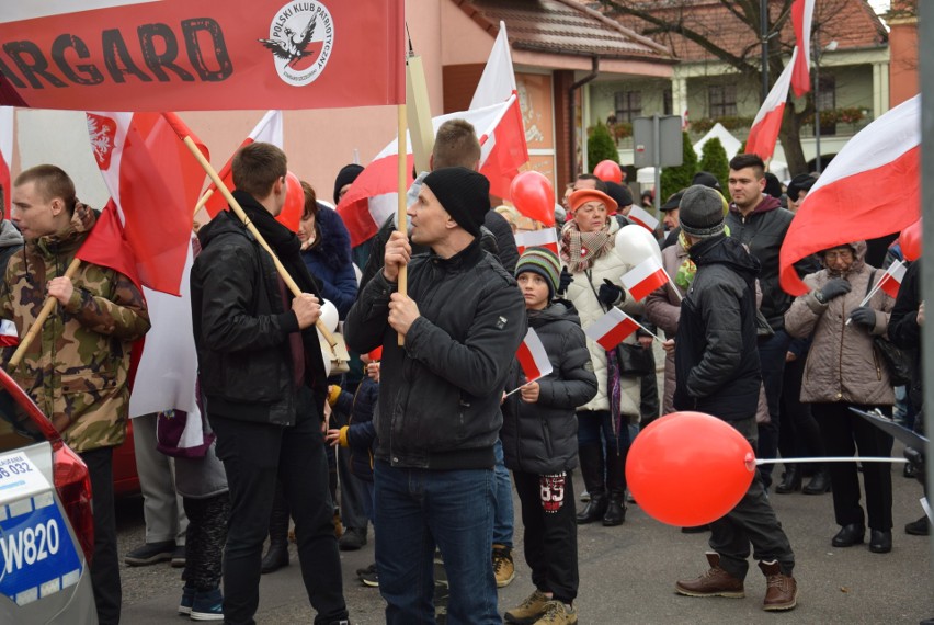 Stargard. Marsz Niepodległości środowisk patriotycznych. Złożyli kwiaty przy pomnikach 