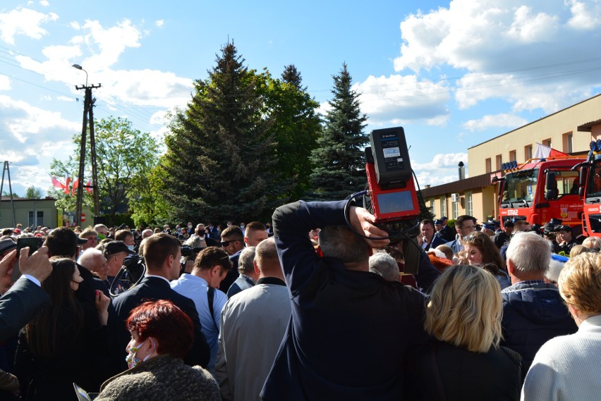 Andrzej Duda w Troszynie. 2.06.2020 prezydent RP spotkał się z mieszkańcami. "Damy radę!" skandował tłum. Zdjęcia, wideo