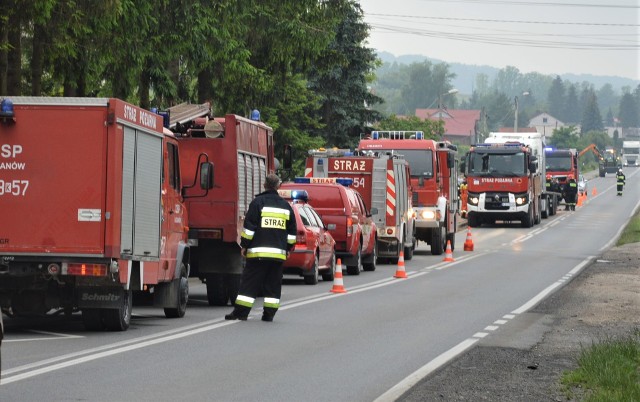 W czerwcu 2020 roku strażacy prowadzili akcję usuwania z drogi tira, który wraz z ładunkiem przewrócił się na drodze wylotowej z Proszowic do Słomnik.