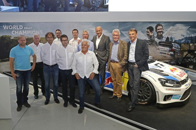 Pół wieku historii z sukcesami – wystawa poświęcona 50. rocznicy powstania Volkswagen Motorsport została oficjalnie otwarta w Berlinie. Prócz trzykrotnego rajdowego mistrza świata Sebastiéna Ogiera w uroczystości uczestniczyli także były rajdowy mistrz świata Luis Moya, legenda sportów motorowych Hans-Joachim „Strietzel” Stuck, a także inni bohaterowie, którzy przez 50 lat historii Volkswagen Motorsport budowali jego sukcesy / Fot. Volkswagen