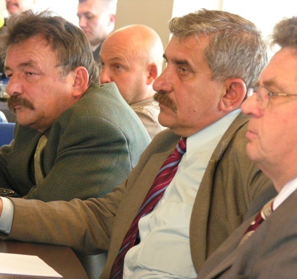 Andrzej Spór (w środku) jest jedynym z czterech radnych lewicy w powiecie, który praktycznie wyszedł z koalicji.