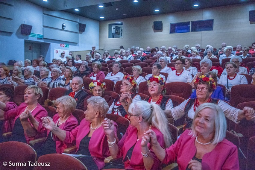 Rozśpiewani seniorzy z pasją. V Przegląd Chórów Emeryckich Województwa Zachodniopomorskiego w Stargardzie [ZDJĘCIA]