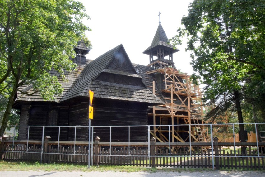 Zabytkowy, drewniany kościół parafii Przemieniania Pańskiego...