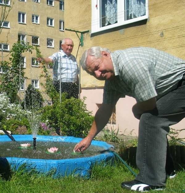 Praca przy roślinach to największa pasja Antoniego Zawłockiego (z przodu) i Antoniego Orłowskiego