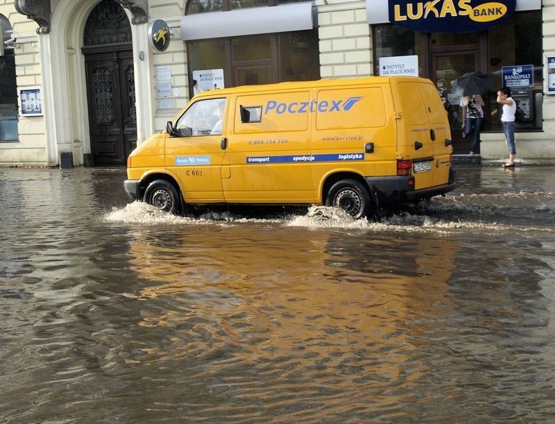 30 czerwca. Bydgoszcz. Ul. Focha zalana.