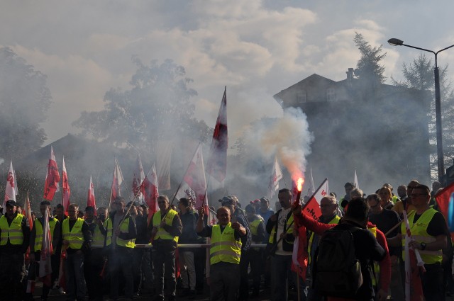 Protest pod Hutą Pokój. "Solidarność" i "Sierpień 80" o złej sytuacji finansowej Huty. Zobacz kolejne zdjęcia. Przesuwaj zdjęcia w prawo - naciśnij strzałkę lub przycisk NASTĘPNE