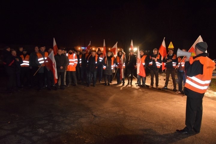 Protest pracowników spółki Lotos Kolej. Sprzeciwiają się zwolnieniu dyrektora [ZDJĘCIA, WIDEO]