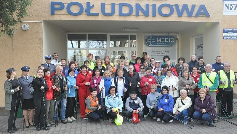 Pierwszy taki marsz w Końskich. Do uprawiania nordic walking zachęcały: przychodnia "Południowa" i "Echo Dnia"