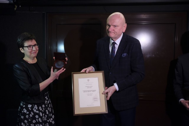 Z okazji jubileuszu prezydent Michał Zaleski wręczył dyrekcji Planetarium Medal Thorunium