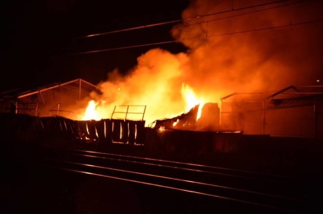 Pożar hurtowni w Wejherowie przy torach SKM