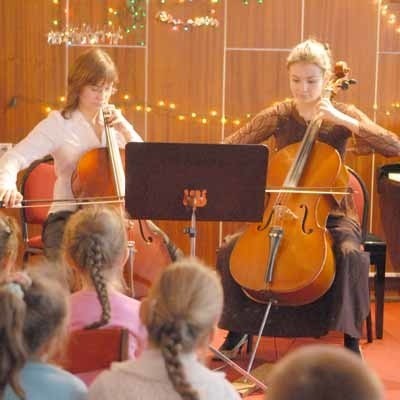 Sześcio i ośmiolatkom, które zasiadły na widowni w szkole muzycznej bardzo podobał się występ wiolonczelistek Karoliny Kasper i Katarzyny Miechowicz