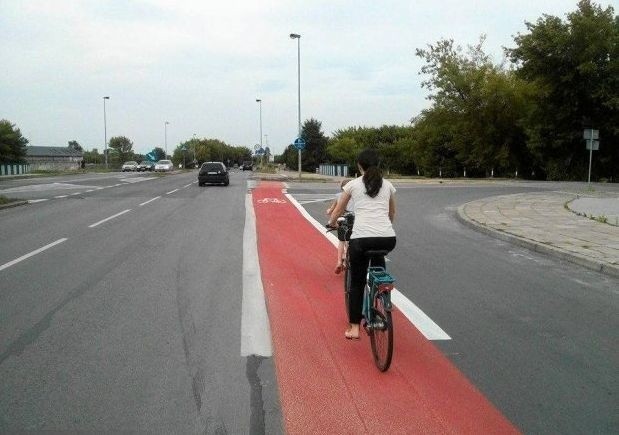 Na ulicy Szarych Szeregów wybudowano pas dla rowerów, którym bezpiecznie można zjechać na ciąg pieszo-rowerowy.