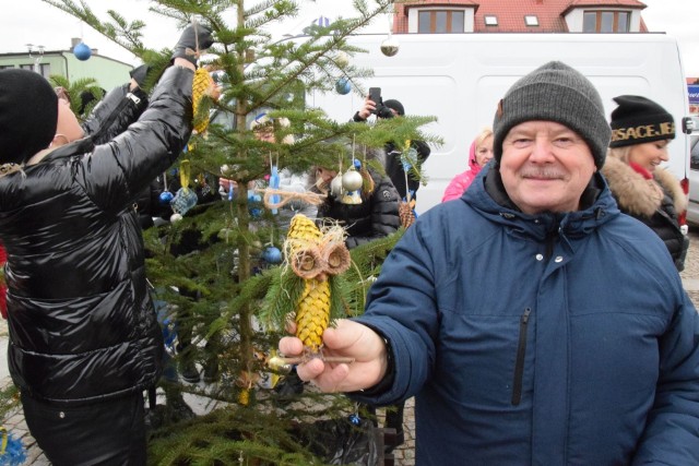W sobotę, 18 grudnia, już po raz &oacute;smy zorganizowano w Daleszycach wsp&oacute;lne ubieranie świątecznych drzewek. Coroczna tradycja cieszy się dużym zainteresowaniem, a Rynek jak zwykle prezentuje się zachwycająco.