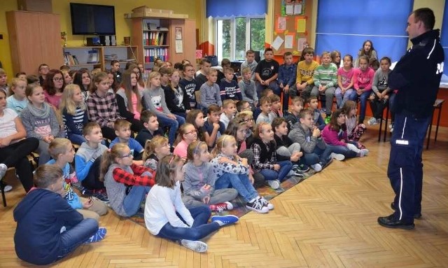 Policjanci spotykają się z uczniami szkół oraz przedszkolakami z powiatu szydłowieckiego. Tematem było bezpieczeństwo najmłodszych.