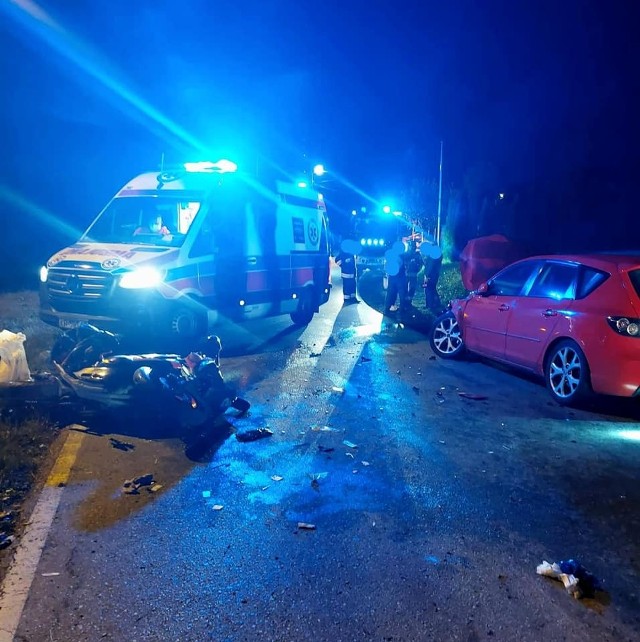 Do poważnego wypadku doszło późnym wieczorem 20 września na drodze powiatowej w Raciborsku (gmina Wieliczka). Motocykl, którym jechały dwie osoby zderzył się z samochodem