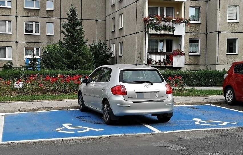 Zajmowanie dwóch miejsc parkingowych jednocześnie,...