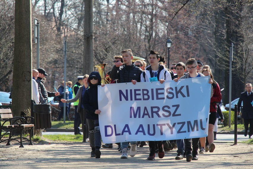 W Niebieskim Marszu w Bytomiu udział wzięło kilkuset uczniów...