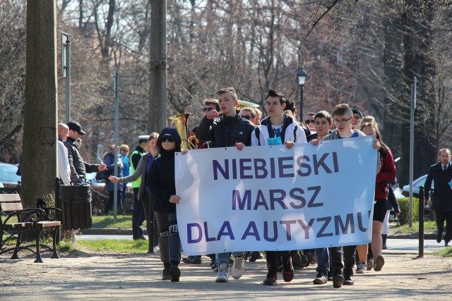 W Niebieskim Marszu w Bytomiu udział wzięło kilkuset uczniów oraz przedszkolaków