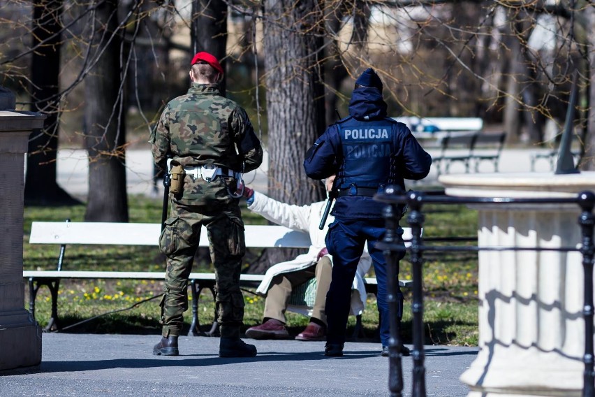 Do znanych dzieł dodał policjantów. Śmieszne?