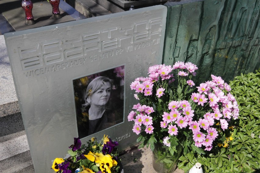 Kwiaty na grobie senator Krystyny ochenek