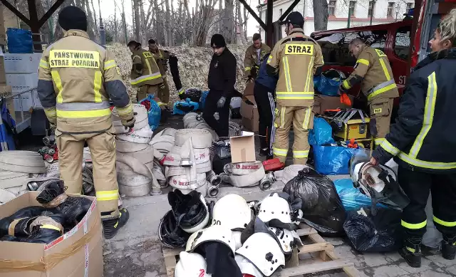 Dwanaście palet m.in. ze sprzętem medycznym, agregatami prądotwórczymi, kompletami ubrań specjalnych i hełmami, przekazali strażacy z powiatu wielickiego strażakom na Ukrainie