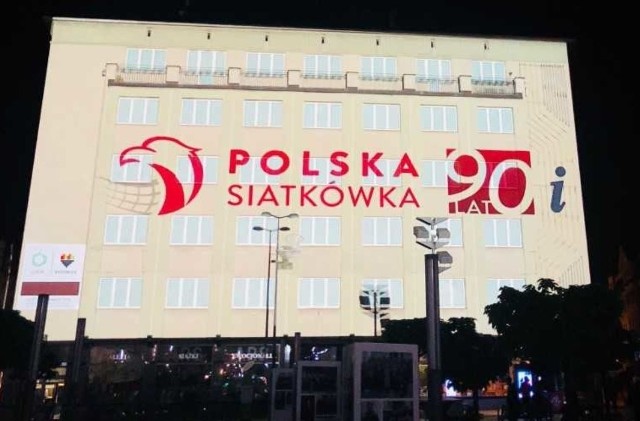 Efektowne multimedialne animacje zaprezentowały między innymi 90. lat sukcesów polskiej siatkówki. Wszystkie osoby oglądające pokaz mogły czynnie uczestniczyć w animacji i stały się „częścią gry”.