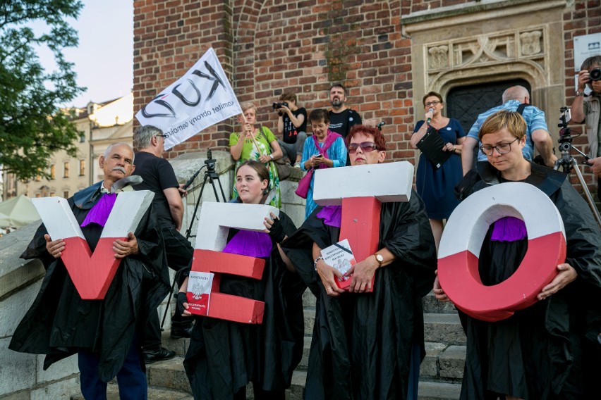 Kraków. Manifestacja KOD na Rynku Głównym w obronie...