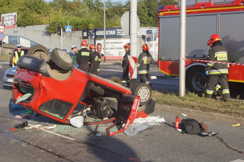 W wypadku został ranny 81-letni kierowca fiata.