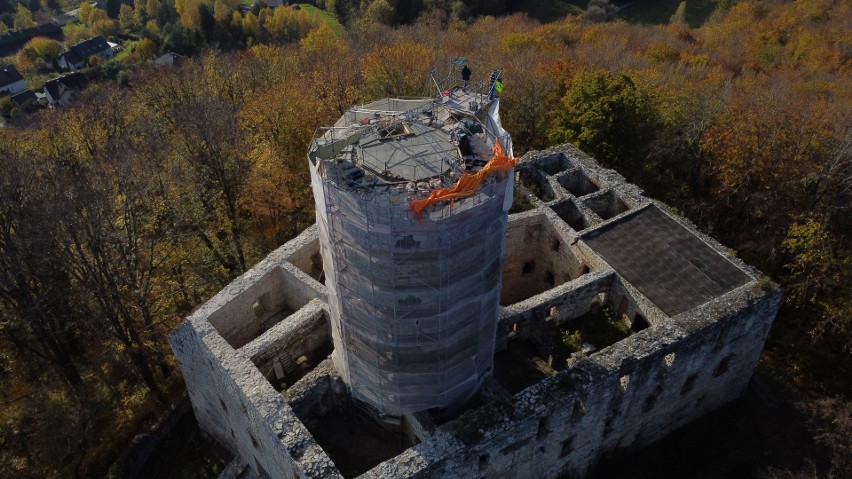 Zamek Lipowiec zachwyca jesienią