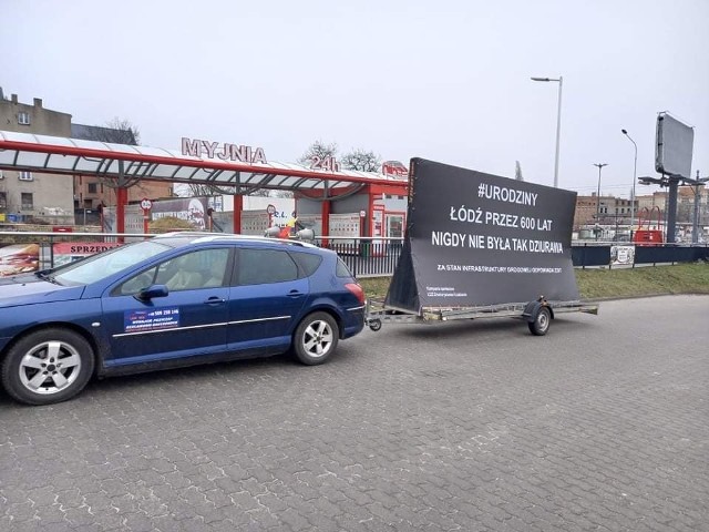 Laweta z urodzinowym napisem o dziurawej Łodzi jeździ po mieście. Ostatnio pojawiła się też druga - z innym napisem. Więcej na kolejnych zdjęciach