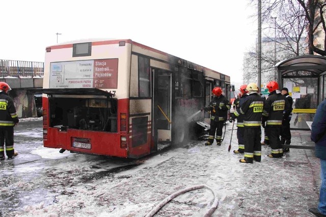 Zwarcie instalacji elektrycznej było prawdopodobnie przyczyną pożaru autobusu MZK na przystanku przy ulicy Nysy Łużyckiej w Opolu.