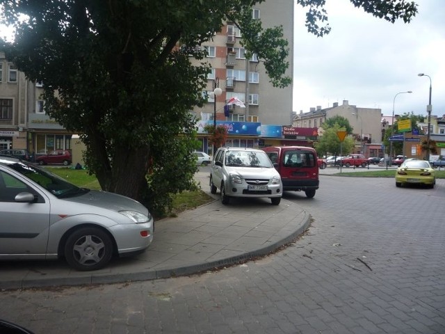 Ponieważ na parkingu przy ulicy Niedziałkowskiego często brakuje miejsc, kierowcy zostawiają auta bezpośrednio na chodniku i ulicy.