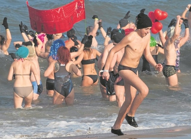 W niedzielne południe przed rokiem aż 1.799  osób wykąpało się w zimnym Bałtyku, ustanawiając nowy Rekord Guinnessa 