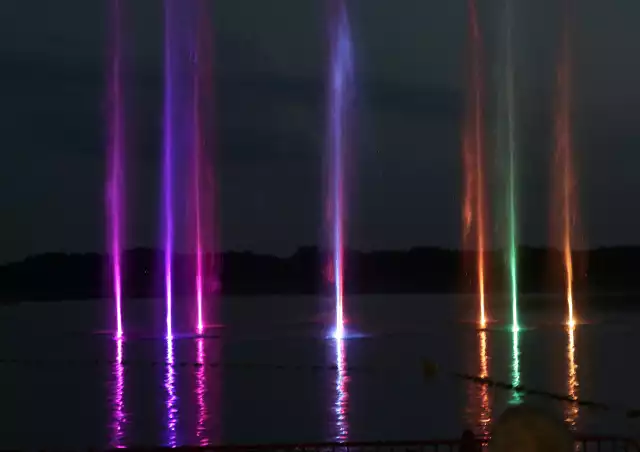 Kolorowy efekt podświetlonej pływającej fontanny na jeziorze Rudnik w pobliżu plaż miejskiej w Grudziądzu można było zobaczyć po zmierzchu. Na plaży tłumy ludzi i kolejny horror na parkingach..