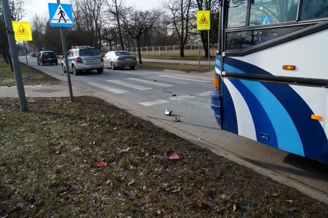 Kierowca autobusu PKS, jadąc ulicą Sobieskiego w Słupsku, wjechał w tył osobowego citroena, który zatrzymał się przed przejściem dla pieszych. Uderzenie autobusu było na tyle sile że kierującą samochodem pogotowie odwiozło do słupskiego szpitala.