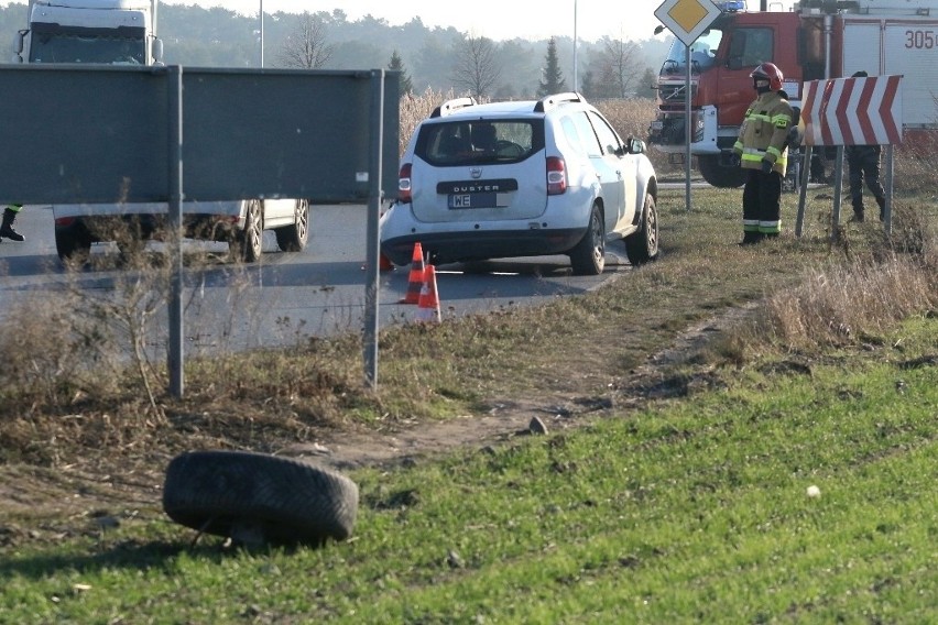 Wypadek na obrzeżach Wrocławia, z dacii odpadło koło