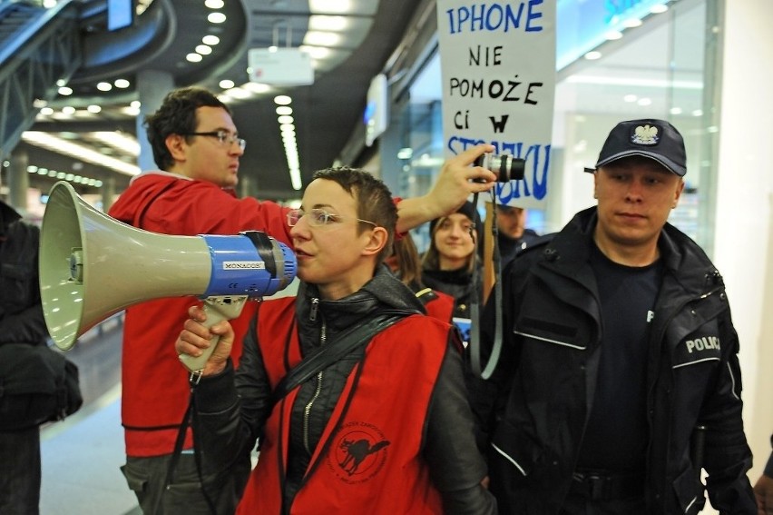 Protest przeciwko wyzyskowi pod sklepem Apple w Poznaniu