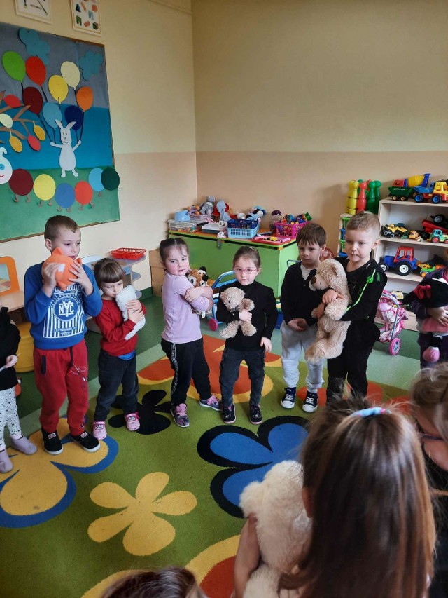 Tak obchodziły Dzień Pluszowego Misia przedszkolaki ze Szkoły Podstawowej w Wodzisławiu. Zobaczcie więcej na kolejnych slajdach