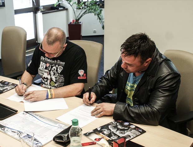 Jurek Owsiak podpisuję umowę na organizację w czasie Przystanku Woodstock 2013 zawodów strong man.