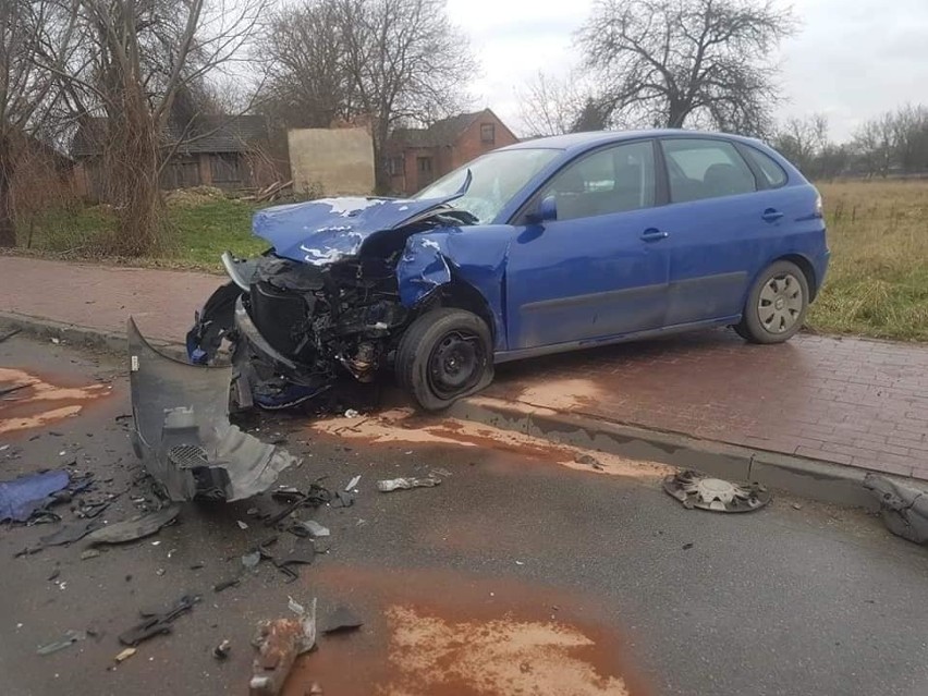 Wypadek w Skowierzynie. Na zakręcie zderzyły się dwa samochody (ZDJĘCIA)