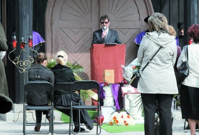 Ceremonia pogrzebowa na nekropolii przy ul. Ludwikowo musiała się odbyć się przed zamkniętymi drzwiami kaplicy.