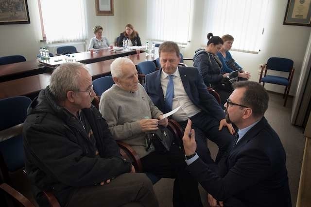 Przed głosowaniem w sprawie Winnicy z reprezentującym jej mieszkańców Janem Pietruszewskim (z kartką w ręku) rozmawiają przewodniczący Rady Miasta Marcin Czyżniewski (z prawej) i radny Maciej Cichowicz