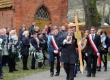 Ostatnia droga Karoliny. Pożegnano ją białymi różami [zdjęcia]