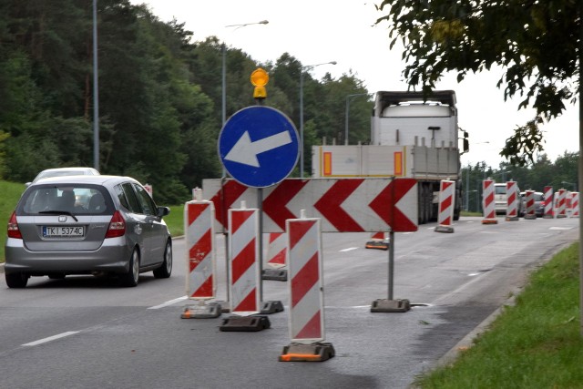 W środę rano drogowcy rozpoczęli remont 300 metrowego odcinka alei Popiełuszki, fragmentu drogi krajowej numer 73 łączącej Kielce z Morawicą a potem Buskie czy Tarnowem. Prace trwają między  skrzyżowaniami z Wrzosową oraz Ściegiennego. Obie jezdnie są przejezdne, ale ruch odbywa się tylko jednym pasem na każdej z nich. Drogowcy pracują przy wymianie nawierzchni na obu jezdniach. W poniedziałek po godzinie  15 korkowała się głównie jezdnia prowadząca od Morawicy w stronę miasta, ale kierowcy, którzy utknęli na remontowanym odcinku stali w ogonku najwyżej jedną zmianę świateł. Utrudnienia potrwają do listopada 2020 rok.Zobaczcie jakie w poniedziałek po południu były tam korki