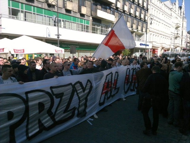 Kibice ŁKS przed siedzibą Urzędu Miasta Łodzi.