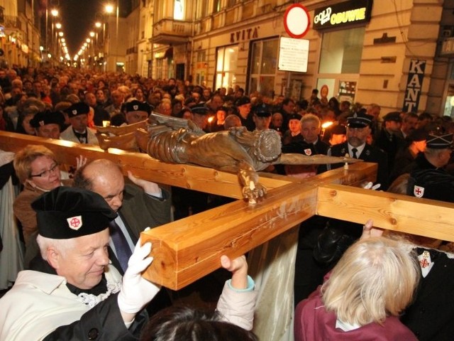W drodze krzyżowej z Kościoła Świętego Wojciecha do katedry przeszedł tłum kielczan. Krzyż niosły osoby różnych środowisk.