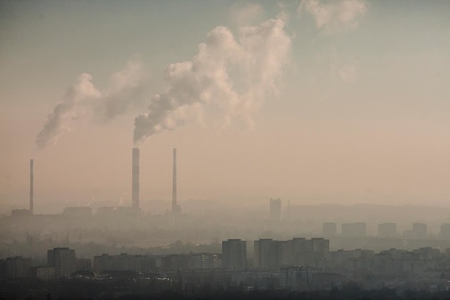 28.11.2018 warszawa emilli plater 53 biurowiec wfc warsaw financial center zwiedzanie zakamarkow budynku i widokow na panorama warszawy wiezowiec wiezowce insta nz elektrownia  elektrocieplownia siekierki smog zanieczyszczenie kominy fabryczne kominfot. szymon starnawski / polska press